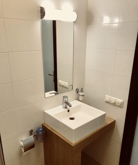 Piastrella bianca in un bagno molto piccolo #design interno #bagno