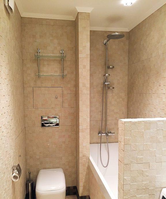 Piastrelle pixel all'interno del bagno con wc e lavatrice