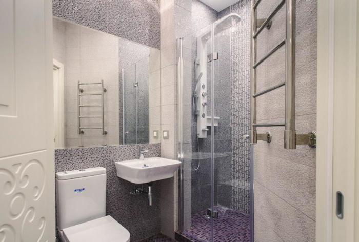 Piastrella Pixel in un piccolo bagno con doccia