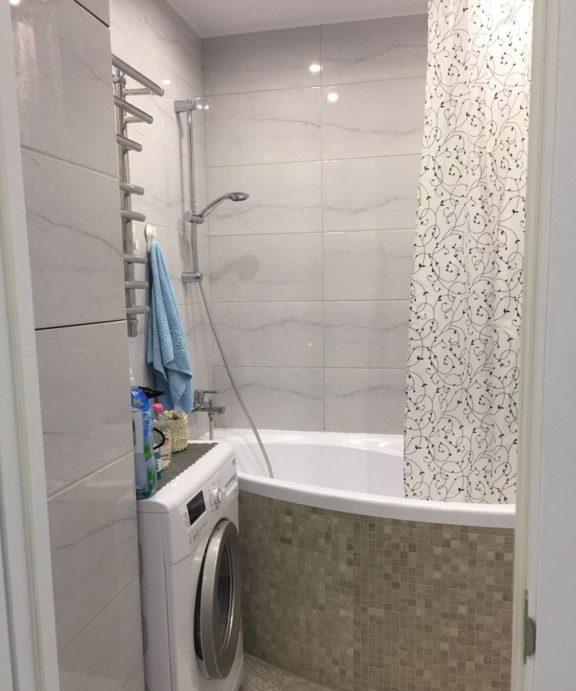 Foto del vero design di un piccolo bagno nell'appartamento
