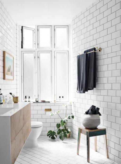 Mattoni bianchi in un bagno in stile scandinavo
