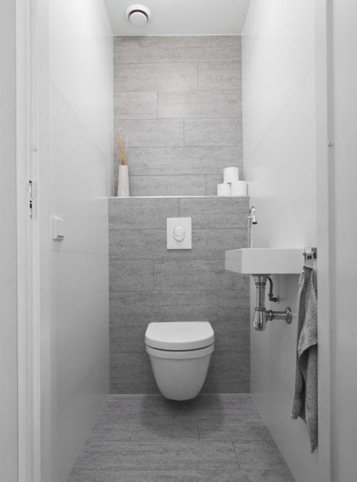 La combinazione di piastrelle bianche e grigie nella toilette