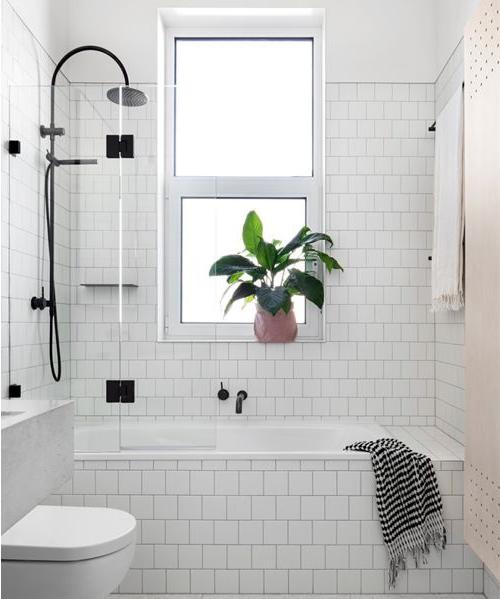 Piccole piastrelle quadrate bianche in un bagno scandinavo