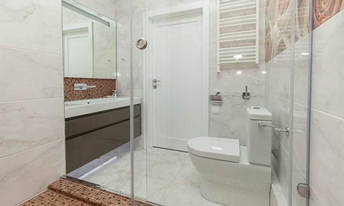 L'interno del bagno con doccia combinato con servizi igienici