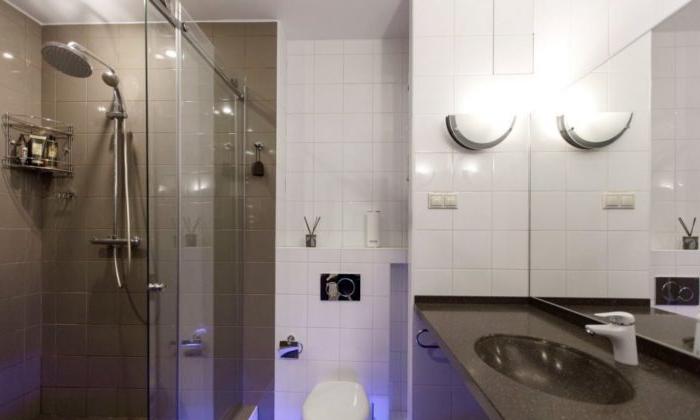 Soffitto teso nel bagno con doccia e servizi igienici