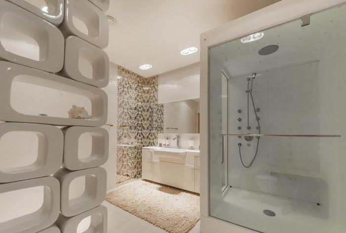 Design moderno di una cabina doccia in un bagno