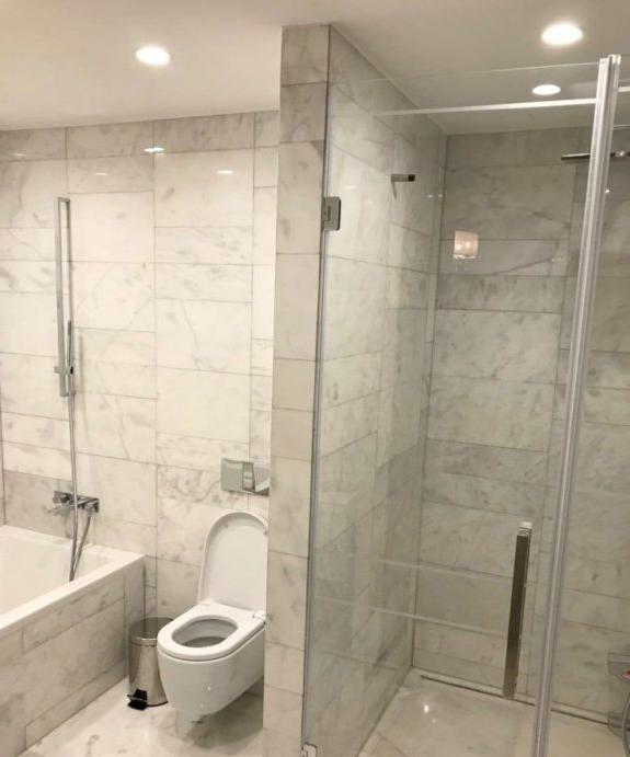 Marmo grigio sul pavimento e pareti sotto la doccia