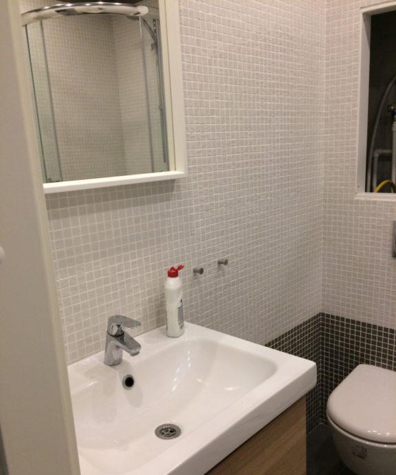 Toilette in stile scandinavo con mosaico bianco e nero