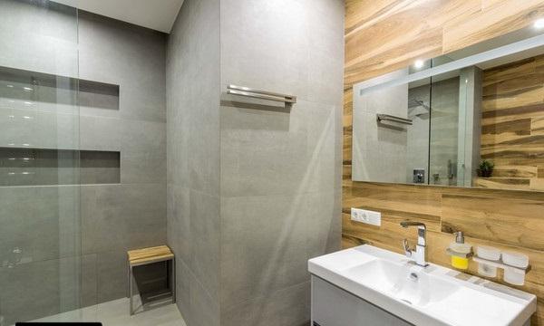 La combinazione di grigio e legno in un bagno in stile scandinavo