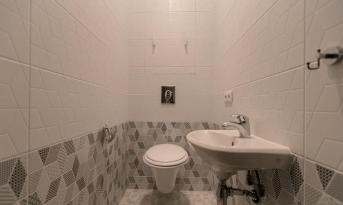 Piastrella rettangolare geometrica nella toilette
