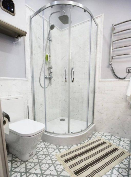 Design del bagno con doccia e servizi igienici
