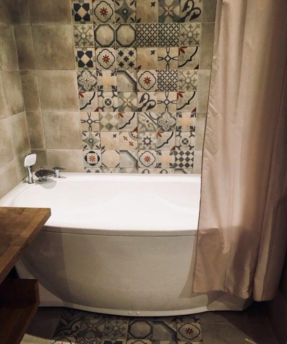 Piastrella quadrata patchwork sul pavimento e parete del bagno