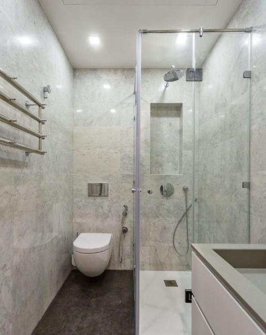 Piccolo bagno con doccia e servizi igienici