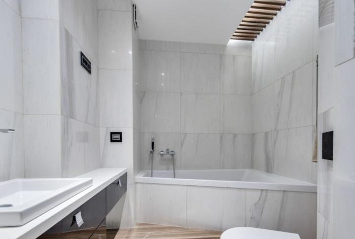 Moderno bagno in marmo in stile scandinavo
