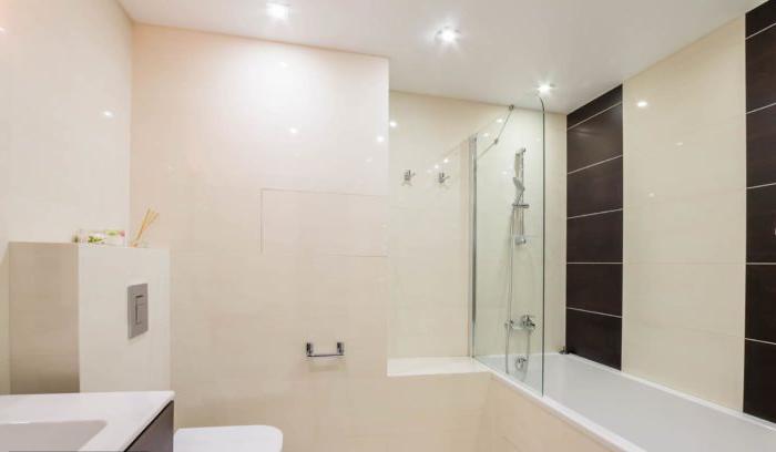 Design del bagno semplice e contemporaneo