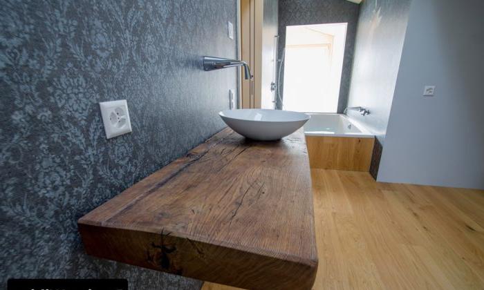 Piano in legno spesso nel bagno