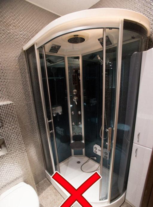 Cabina doccia oscurata in bagno #design #bagno