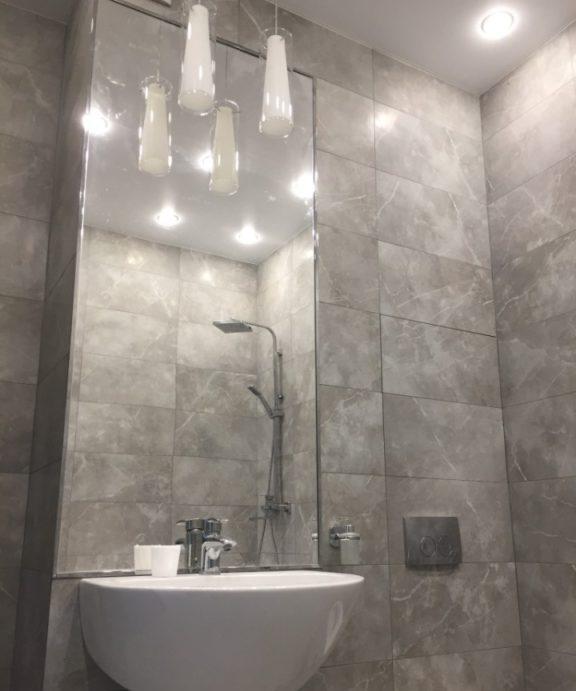 Piastrelle di marmo grigie nella toilette