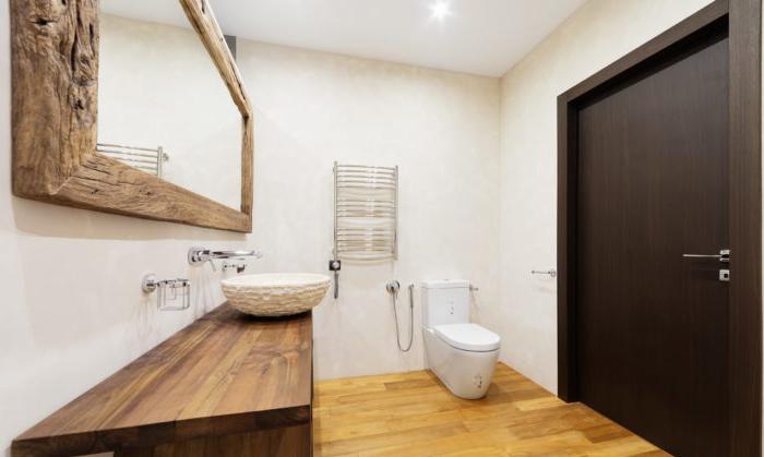 Specchiera e mobile in legno nel bagno