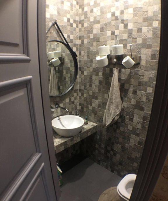 Pseudo-mosaico di piastrelle nella toilette