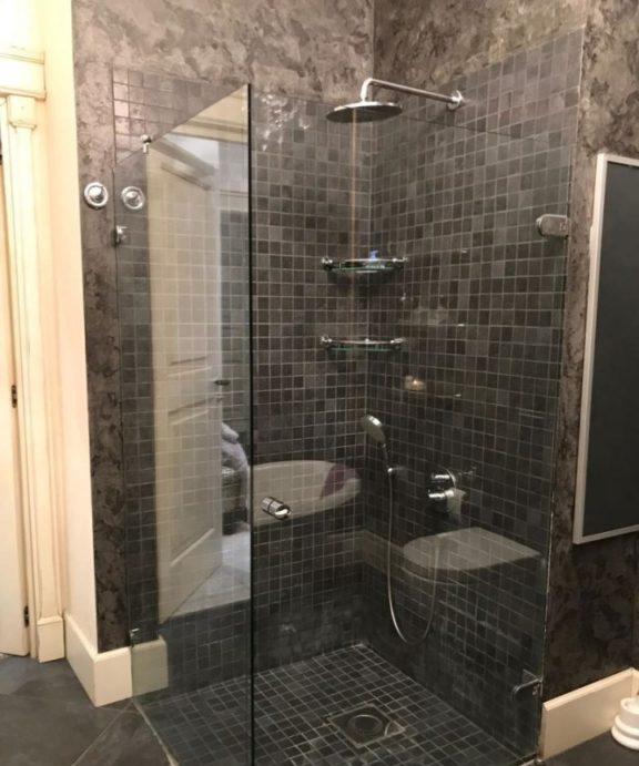 La combinazione di mosaico e intonaco decorativo in bagno