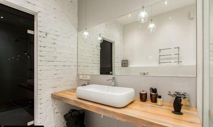Mattone bianco grezzo nel bagno in stile loft