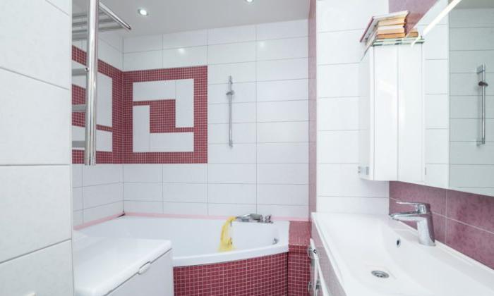 La combinazione di piastrelle bianche e rosse in bagno