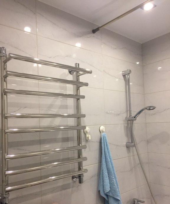 Soffitto bianco opaco elasticizzato nel bagno di Krusciov