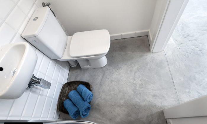 Pavimento di calcestruzzo alla rinfusa in un bagno