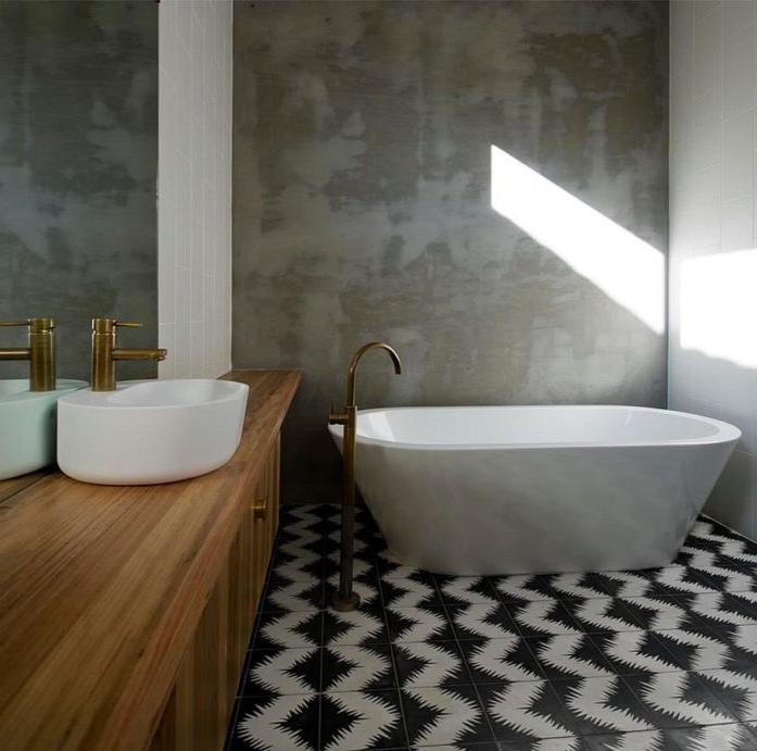 Interno del bagno in stile loft con cemento e legno