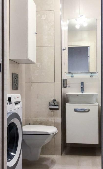 Disposizione di un bagno a Krusciov con servizi igienici e lavatrice