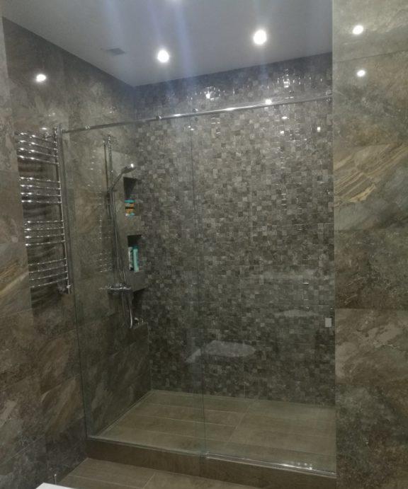 Mosaici grigi nello stile di un loft sotto la doccia
