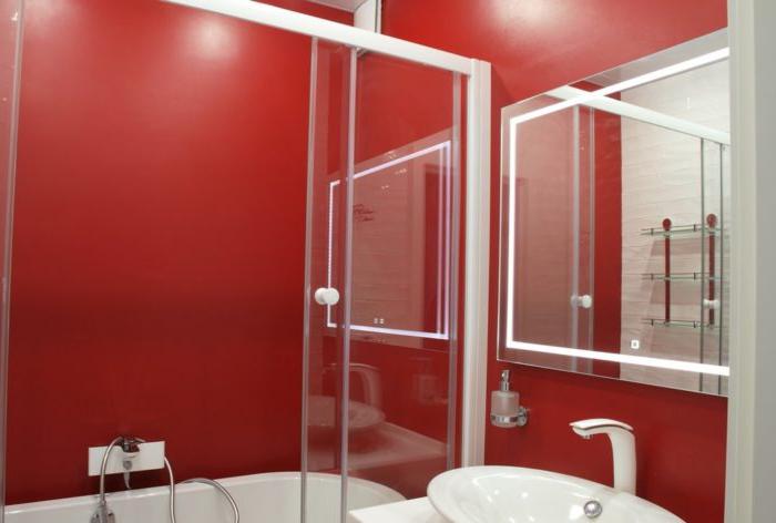 La combinazione di rosso e bianco nel bagno di Krusciov