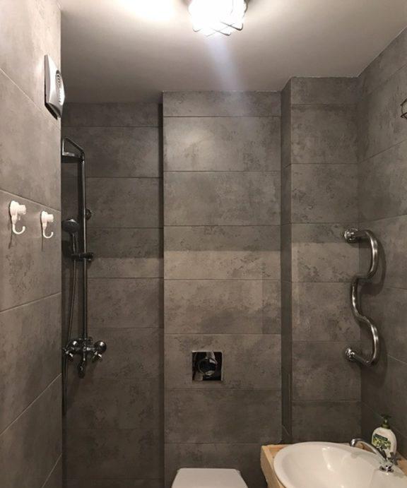 Piastrella in cemento grigio scuro #design #bath