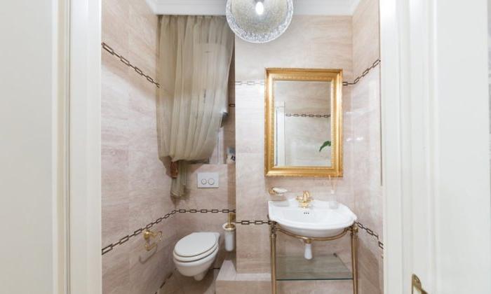 Wc sospeso con installazione in un interno classico del bagno