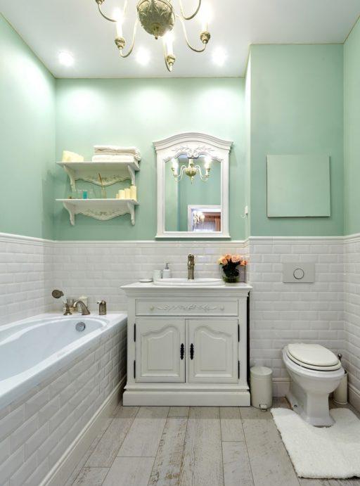 Interno del bagno classico con separazione orizzontale delle pareti