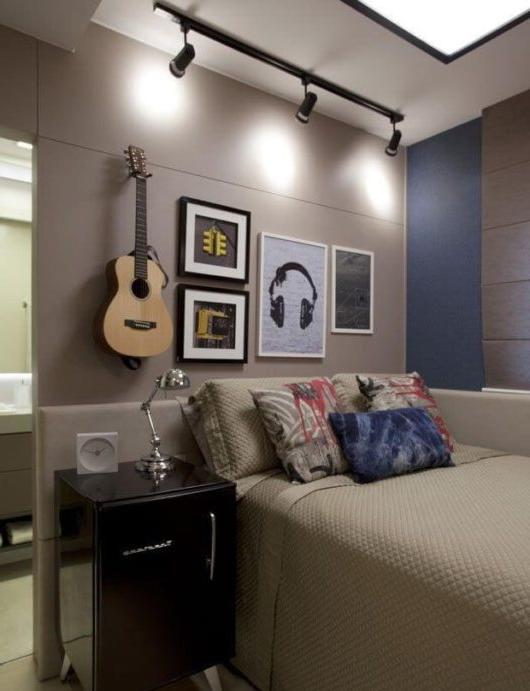 Chitarra e tema musicale nel design della stanza di un adolescente