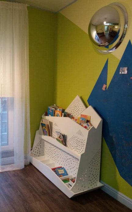 Libreria bianca da pavimento nella stanza dei bambini