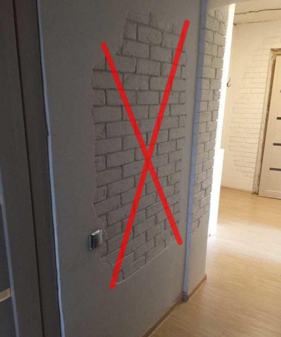 Errore durante la decorazione delle pareti in un piccolo corridoio