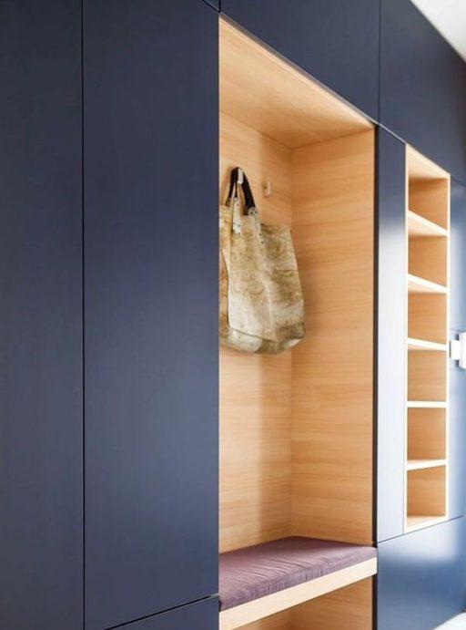 Elegante blu moderno con armadio in legno nel corridoio