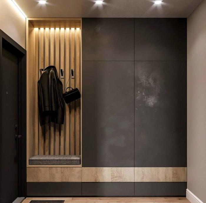 La combinazione di nero e legno all'interno del corridoio