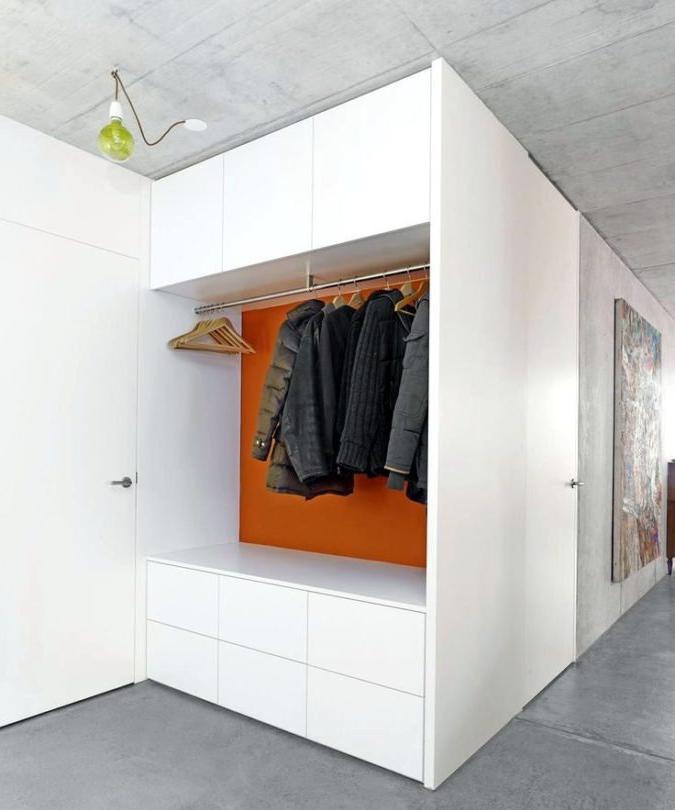 L'idea moderna degli interni del corridoio con soffitto in cemento