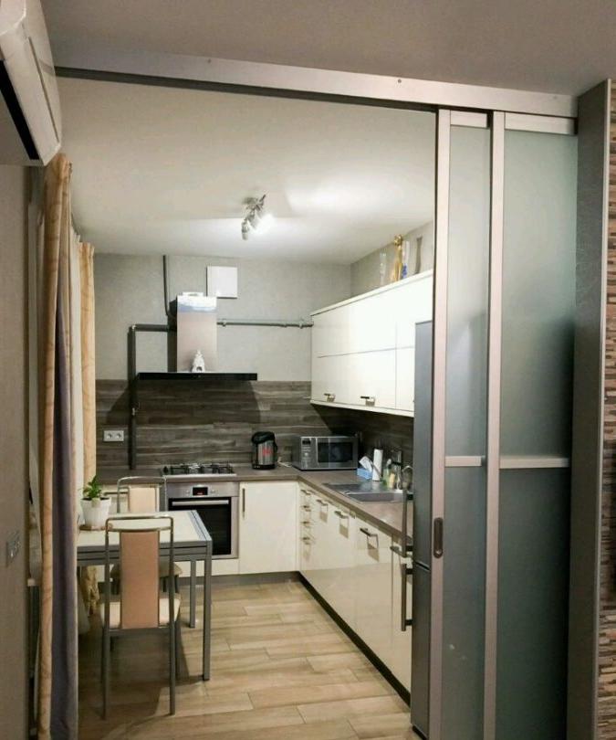 Cucina-soggiorno nell'appartamento con stufa a gas - parete divisoria