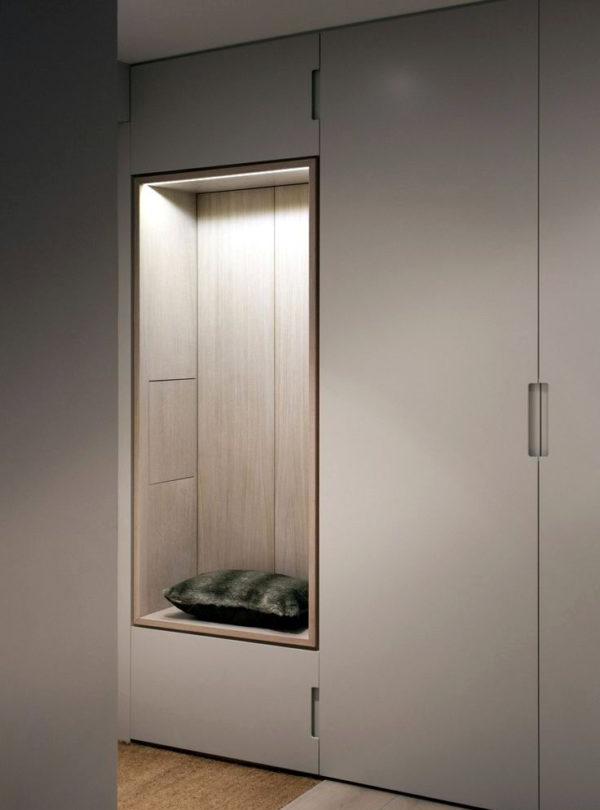 Interno minimalista di un corridoio moderno