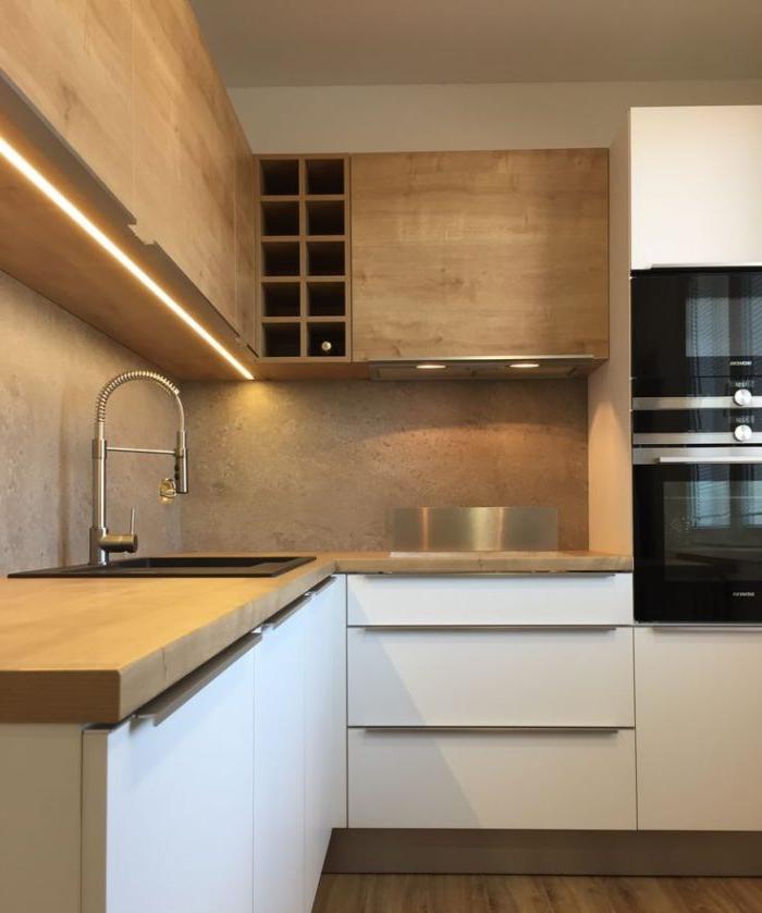 Cucina bianca con piano di lavoro in legno e grembiule in cemento