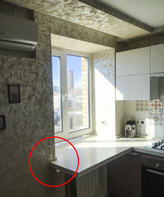 La finestra sotto il piano di lavoro in cucina a Krusciov - un esempio di come realizzare un davanzale