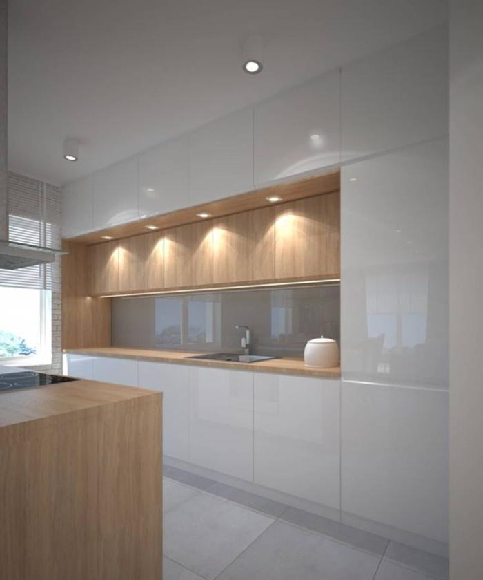 Cucina bianca lucida al soffitto con piano di lavoro in legno