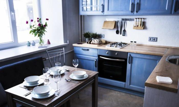 Splendidi interni di una piccola cucina blu