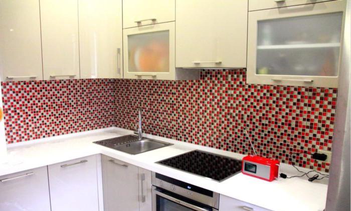 Grembiule rosso a mosaico all'interno di una piccola cucina