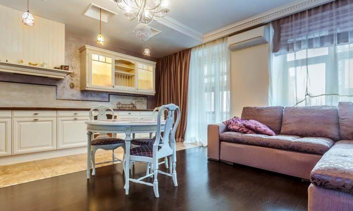 Cucina-soggiorno in stile classico con pavimenti combinati in parquet e piastrelle